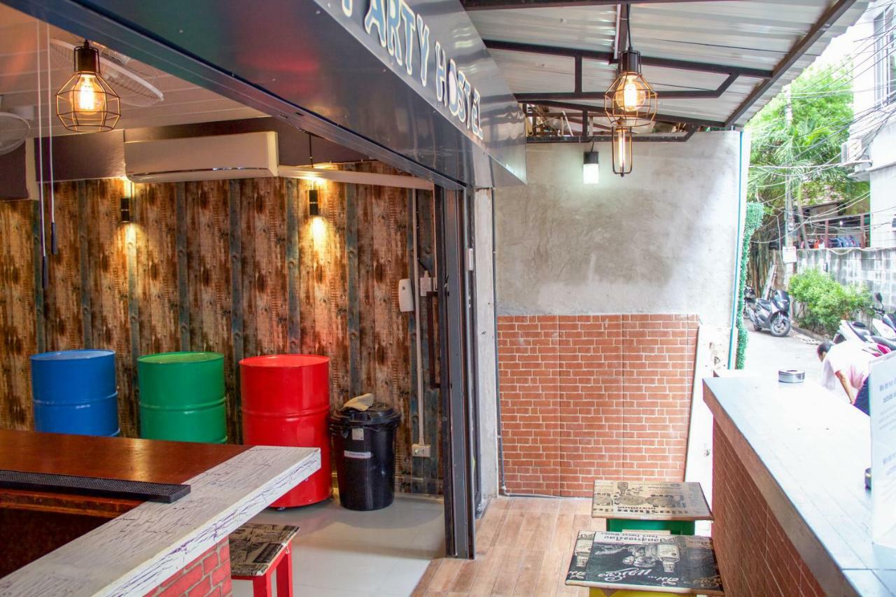Fun Wan Hostel Bangkok Exteriör bild